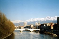 Une vue de Grenoble et de la rivière Isère.