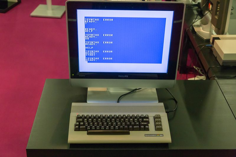 Fichier:Commodore 64 angeschlossen an ein Flachbildschirm zeigt Error Fehlermeldung.jpg