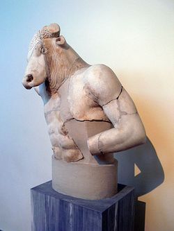Une reconstitution d'un buste en pierre représentant le Minotaure.