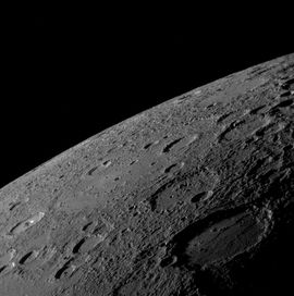 Une photo de Mercure prise par la sonde Messenger de la NASA en janvier 2008 révèle un sol proche de celui de la Lune, avec des cratères formés par des impacts de météorites sur la rigolithe, composant important du sol.