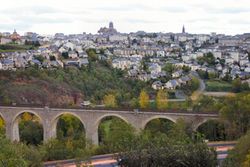 Vue panoramique sur Rodez. Le viaduc de l'Europe en avant-plan.