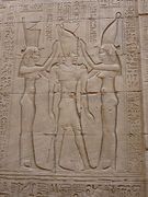La déesse symbolisant la Basse-Égypte (à gauche) imposant sa couronne sur la tête du pharaon