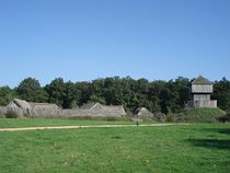 Un château fort primitif reconstitué, appelé motte castrale, avec sabasse-cour