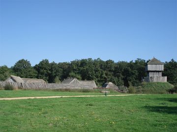 Un château fort primitif reconstitué, appelé motte castrale, avec sa basse-cour