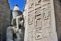 Temple de Louxor : obélisque avec cartouches de Ramsès II