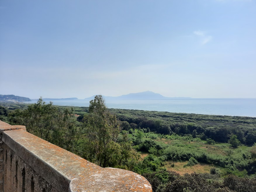 Panorama sull'isola di Ischia da Cuma.jpg